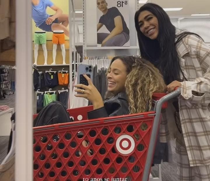 Júlia Rodrigues aparece com Dhiovanna, irmã de Gabigol