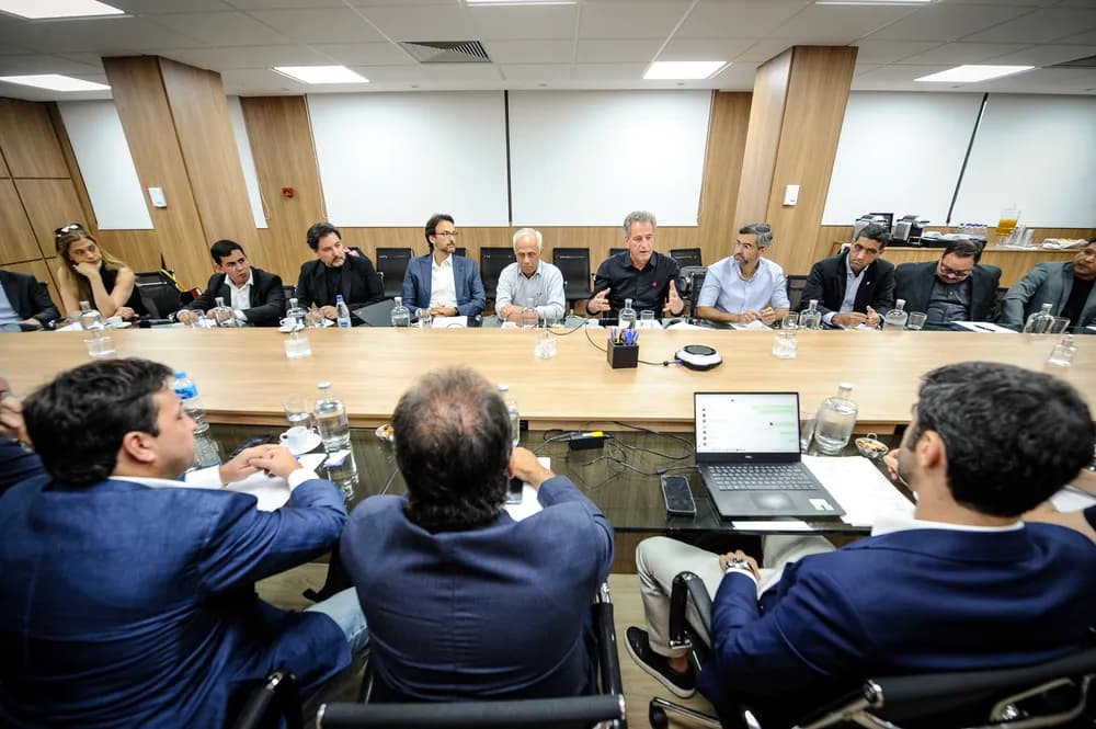 Landim e Reinaldo Belloti, presidente e CEO do Flamengo, em reunião de clubes da Libra; LFF faz proposta de união para venda de direitos de TV do Brasileirão