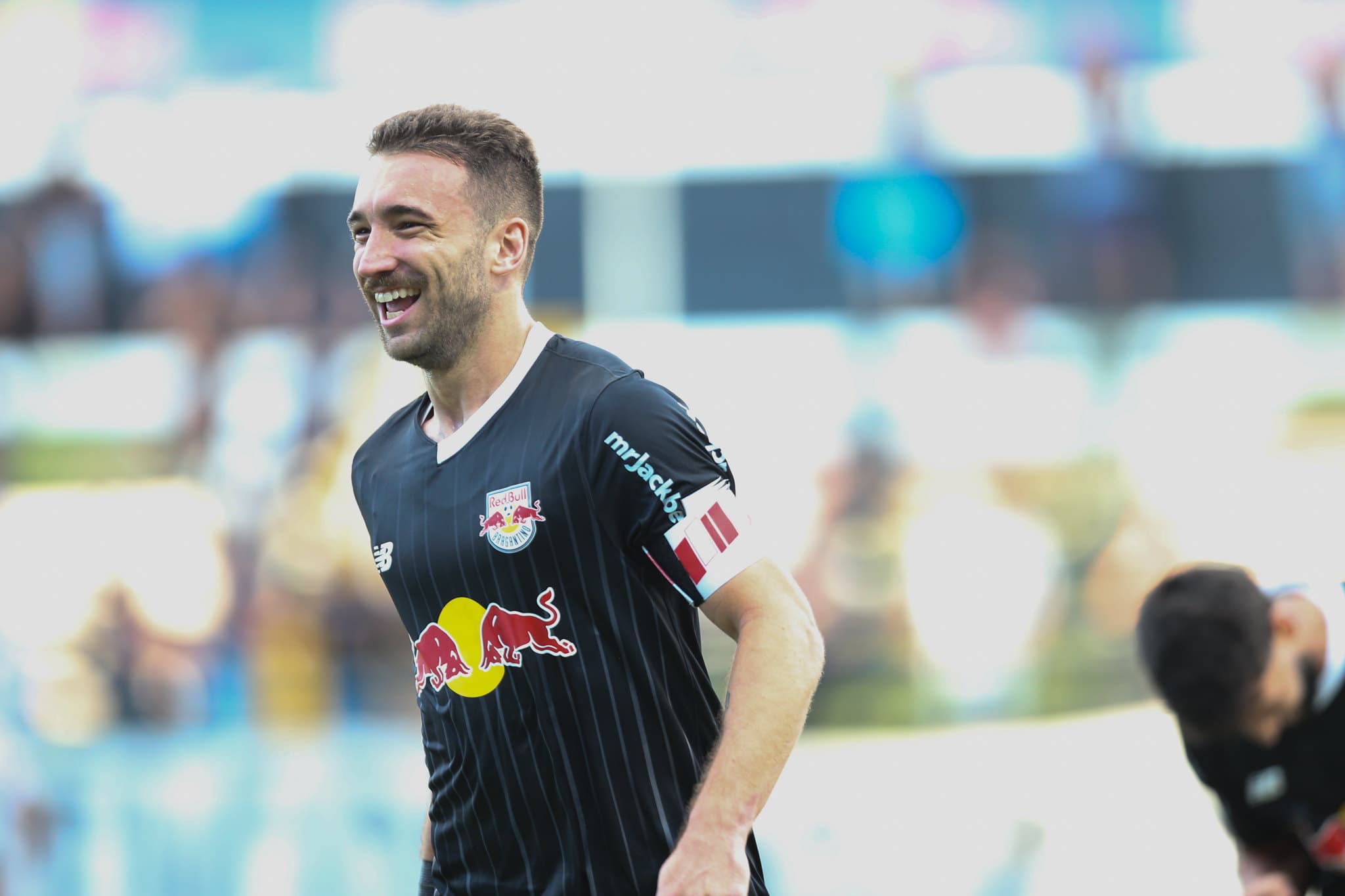 Léo Ortiz em campo pelo Red Bull Bragantino; Denilson crava acerto entre clubes pela transferência do zagueiro