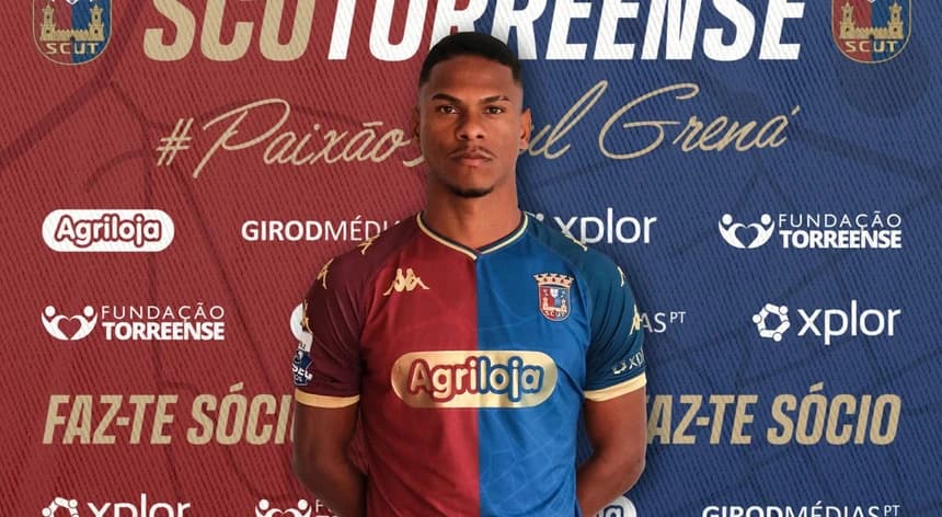 Foto de anúncio de Lucas Silva em time da Segunda Divisão de Portugal, Torreense