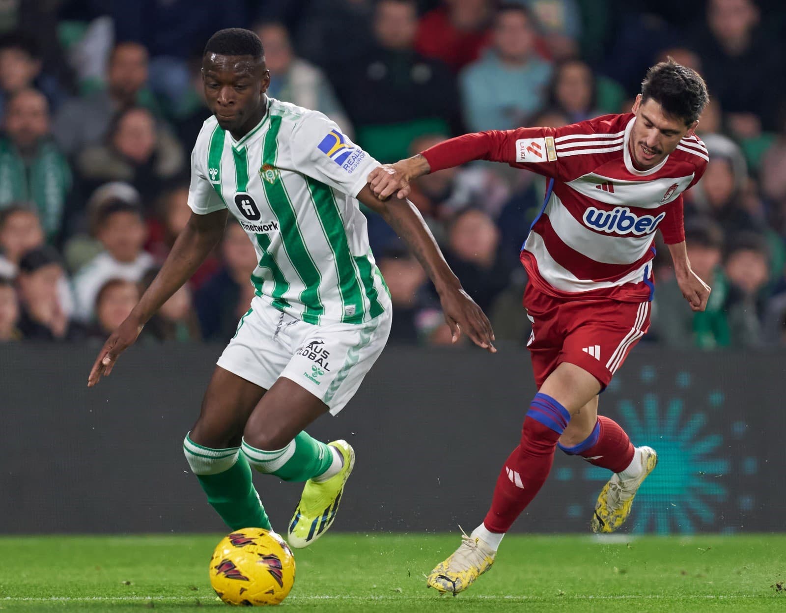 Luiz Henrique, do Betis, disputa bola com jogador do Granada; atacante é alvo do Flamengo