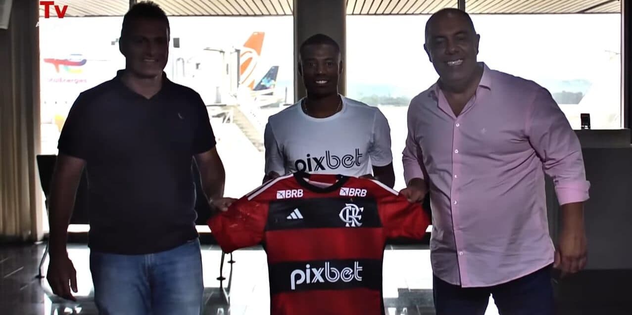 De La Cruz, Marcos Braz e Bruno Spindel sorridentes segurando camisa do Flamengo
