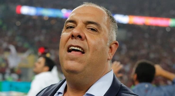 Marcos Braz sorrindo em dia de jogo do Flamengo