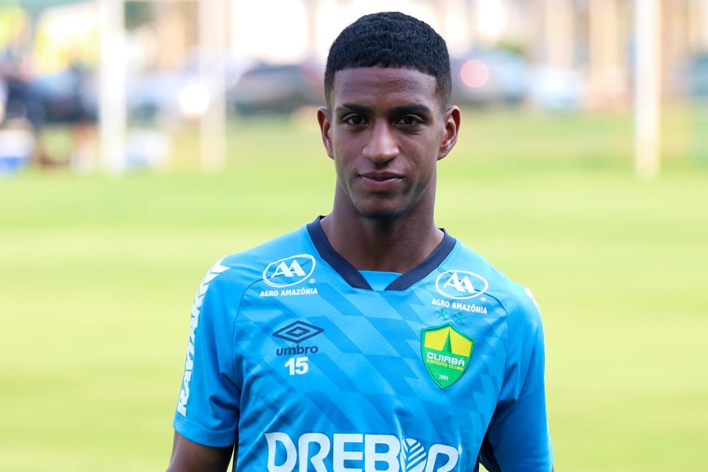 Max Alves em treino do Cuiabá em 2021; meia revelado pelo Flamengo está de volta ao Dourado após passagem pelos Estados Unidos