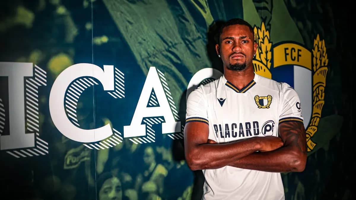 Otávio coma camisa do Famalicão; Porto deseja contratar ex-Flamengo