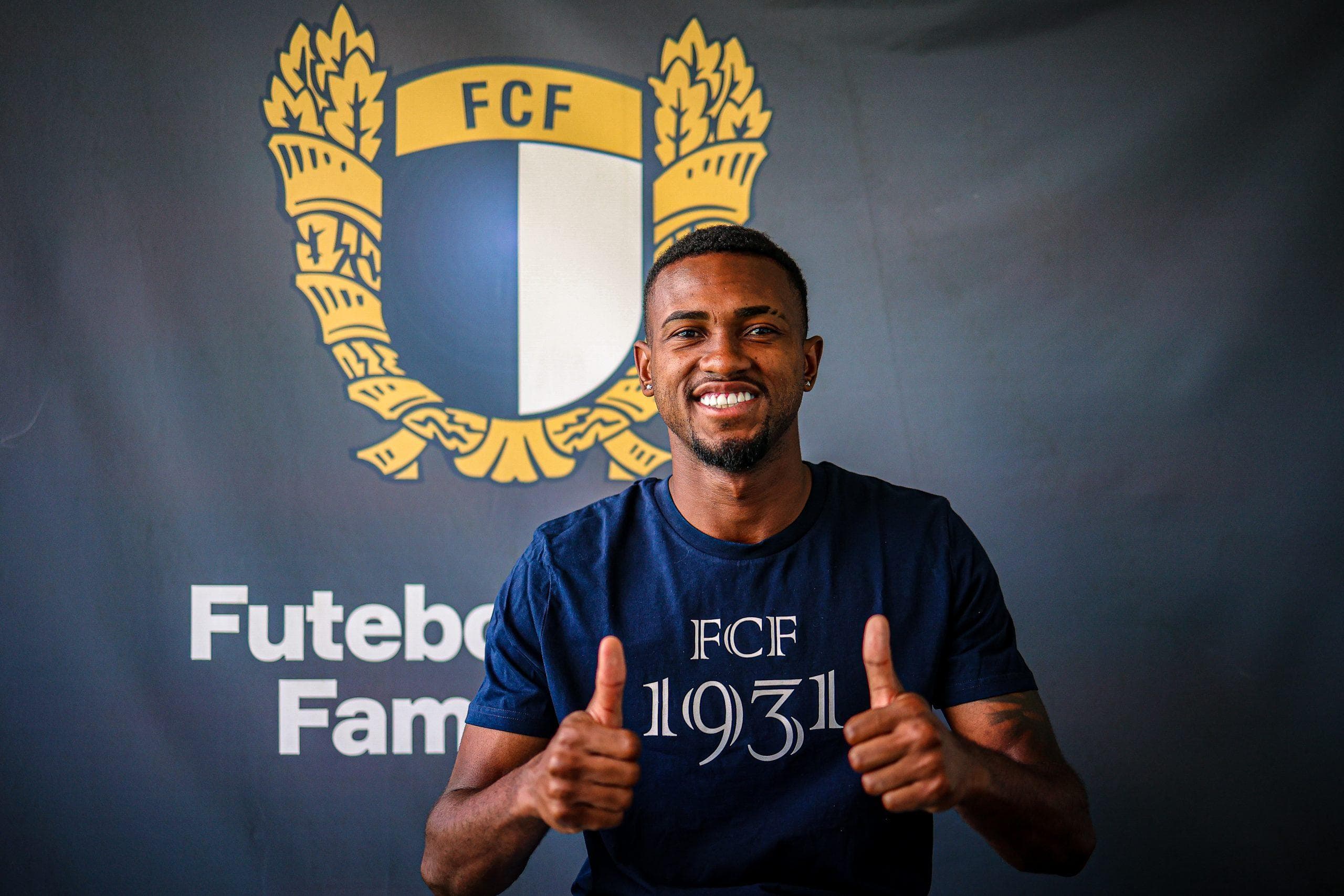 Otávio, cria do Flamengo, em apresentação no Famalicão; Jogador será comprado pelo Porto