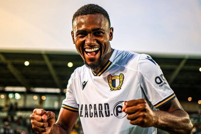 Otávio comemora vitória do Famalicão; zagueiro revelado pelo Flamengo será jogador do Porto