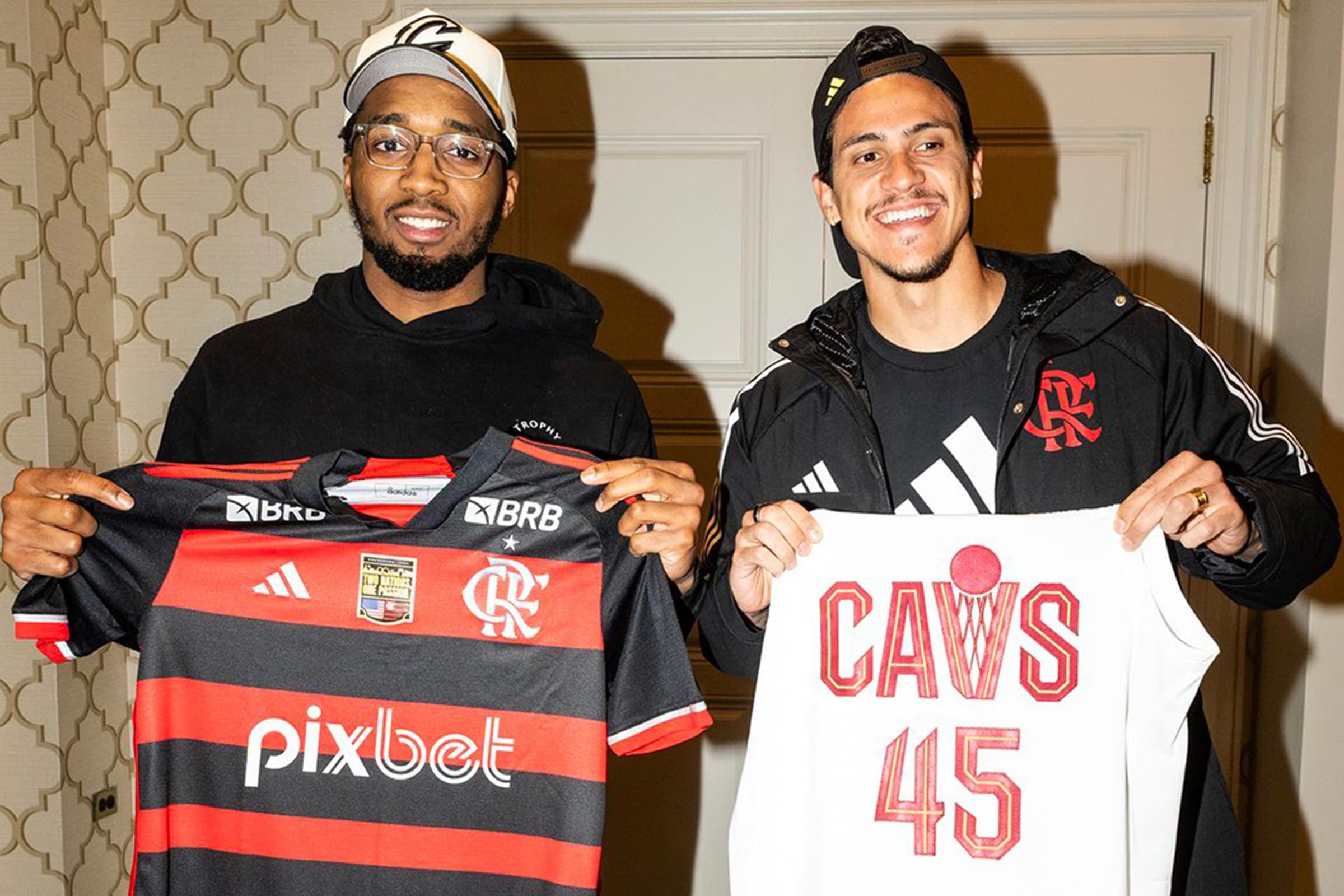 Pedro e Denovan Mitchell com nova camisa do Flamengo