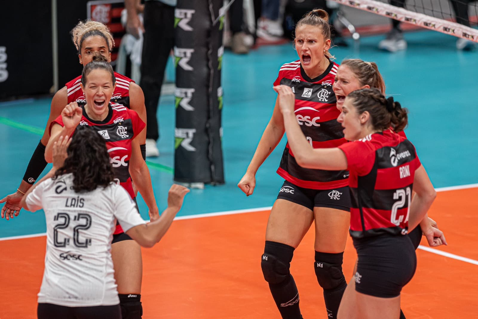 Time do Sesc Flamengo comemora ponto na Superliga; time vai enfrentar o Dentil Praia Clube na semi da Copa Brasil