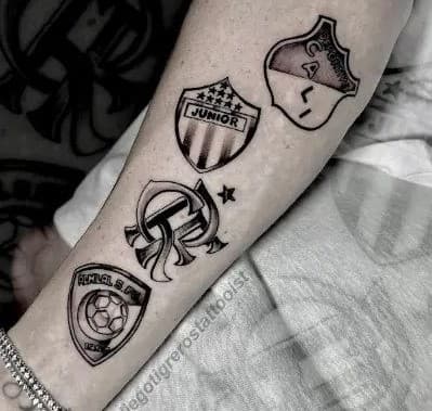 Tatuagem do escudo do Flamengo no braço de Gustavo Cuéllar, alvo do Vasco para a temporada