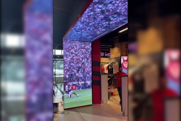 Telão na Loja do Flamengo na Gávea mostra momentos da conquista da Libertadores de 2019