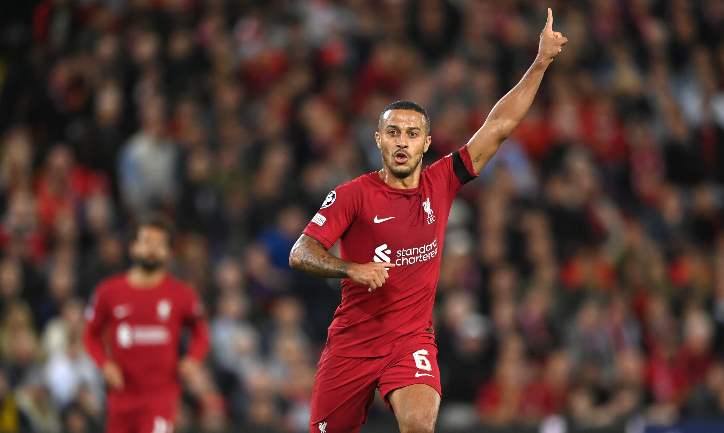 Thiago Alcântara em campo pelo Liverpool; Marcos Braz e Bruno Spindel vão se reunir com jogador