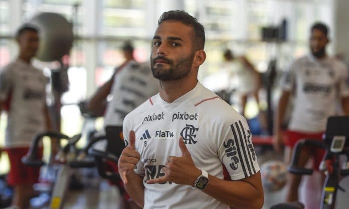 Thiago Maia em treino do Flamengo; volante foi para o Internacional, vitória na Libertadores Sub-20, basquete, Flamengo x Fluminense e as últimas notícias