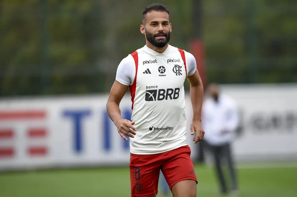 Thiago Maia em treino no Ninho do Urubu; volante segue rotinas treinando separado enquanto aguarda definição de negócio com o Internacional