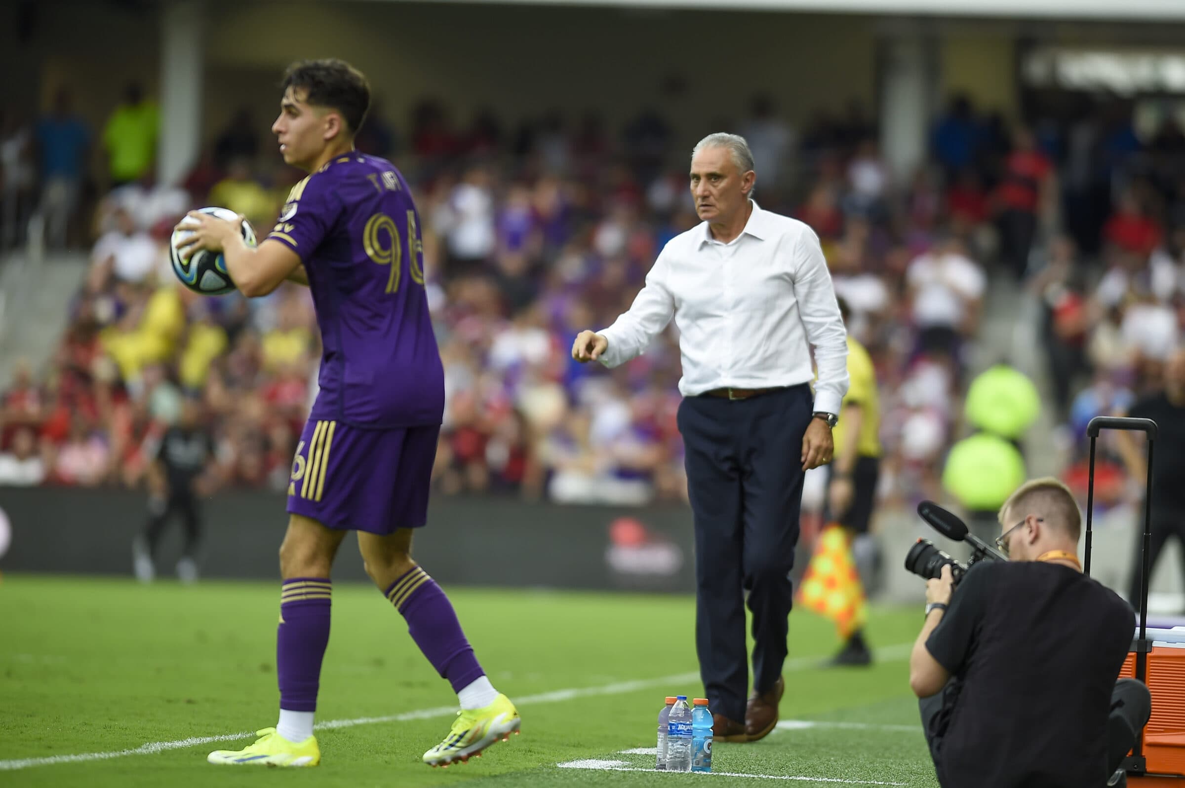 Tite orienta o time do Flamengo em jogo contra o Orlando City; treinador fez análise da pré-temporada com o elenco