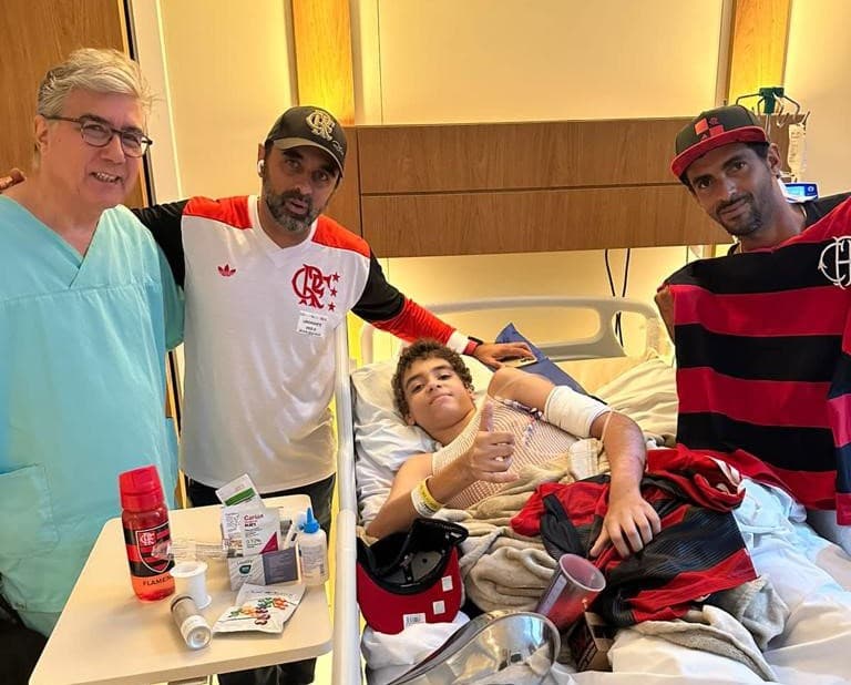 Ruan exibe diversos presentes do Flamengo; Torcedor Mirim fez ligação com Zico, Petkovic e recebeu mensagem de ídolos