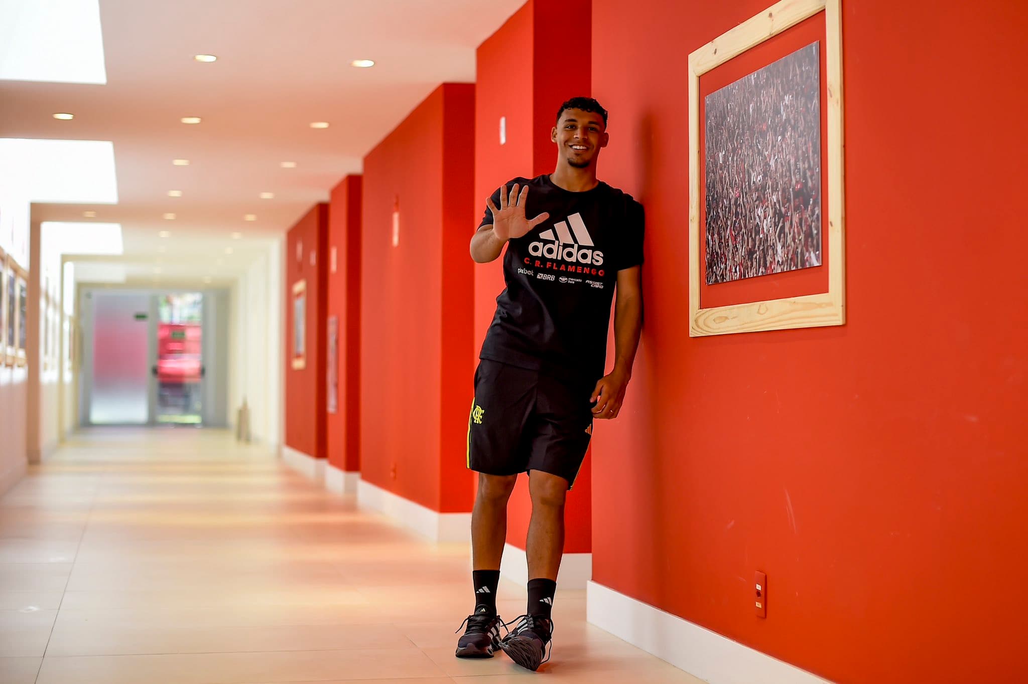 Victor Hugo renova com o Flamengo até 2028 e afasta assédio