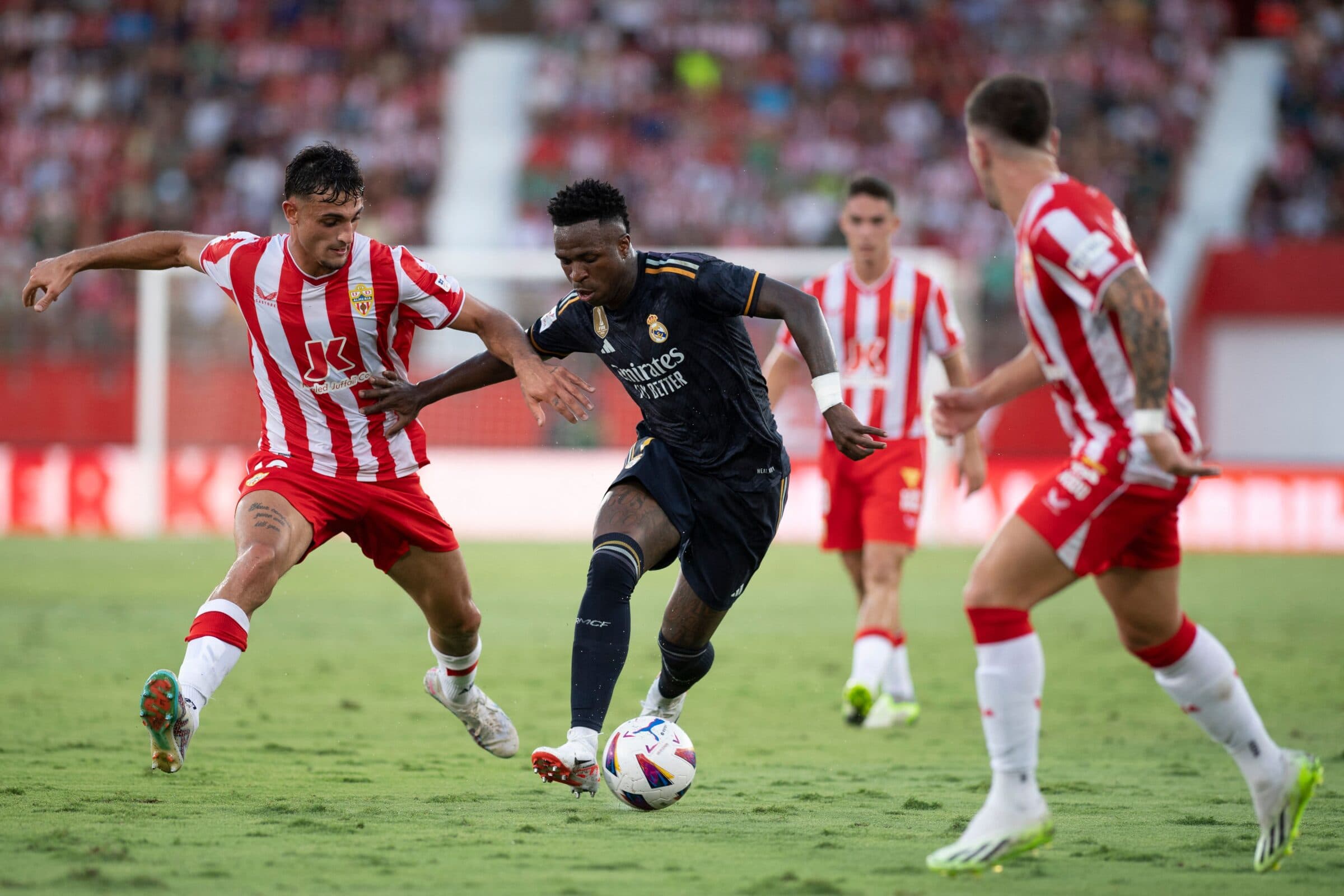 Vini Jr em campo em Real Madrid x Almería, do atacante Lázaro; Veja onde assistir ao duelo entre os Garotos do Ninho