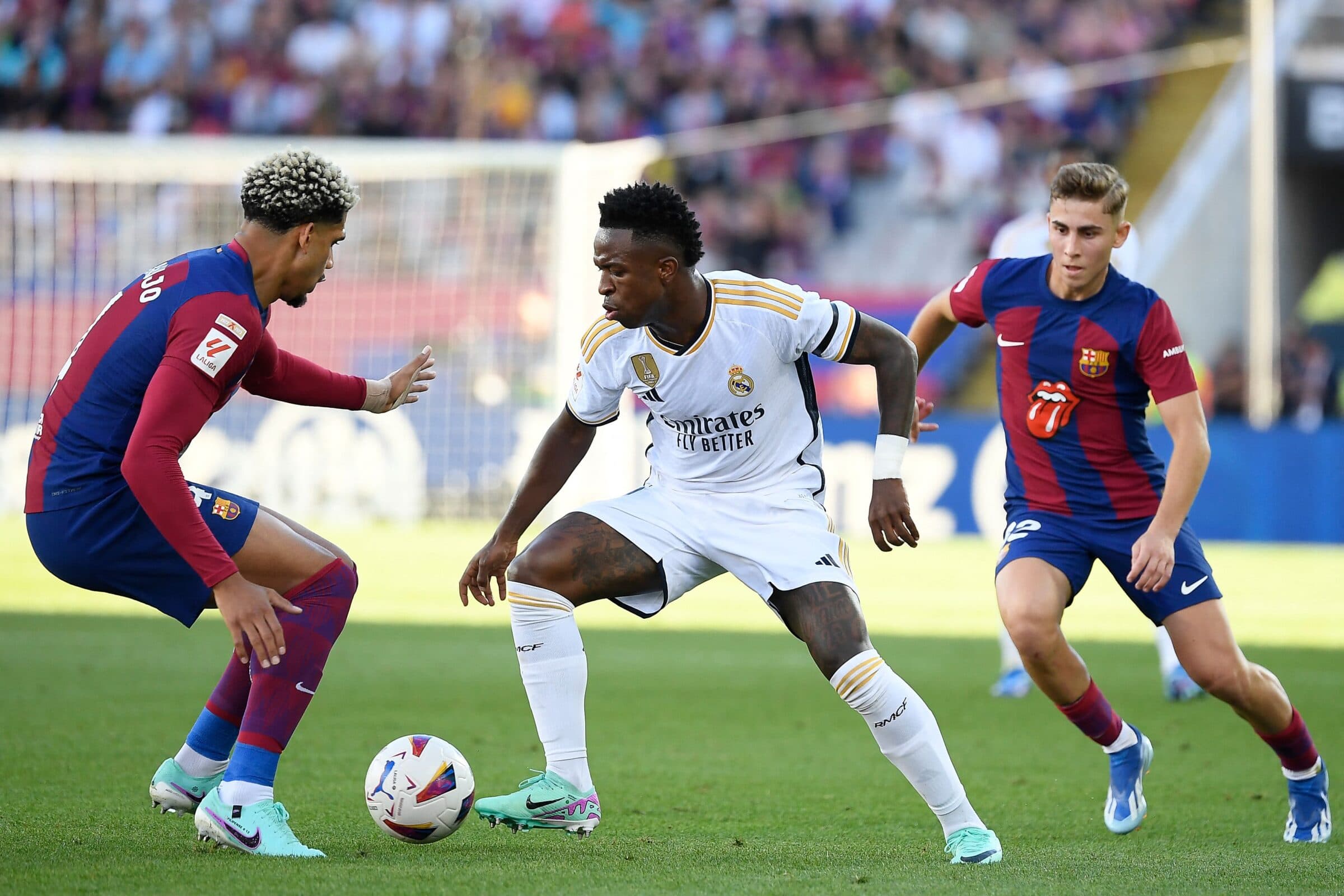 Vini Jr dribla jogadores adversários no clássico Real Madrid x Barcelona; ex-Flamengo jogará El Clássico na final da Supercopa da Espanha