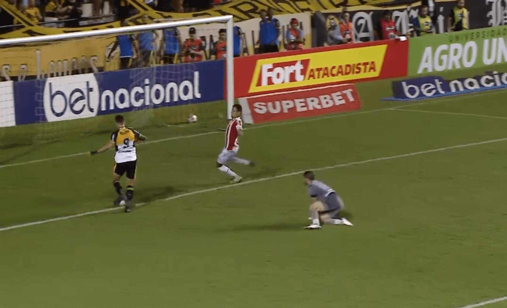 Vizeu perde gol sem goleiro em jogo do Criciúma; Atacante revelado pelo Flamengo também deixou o seu na partida