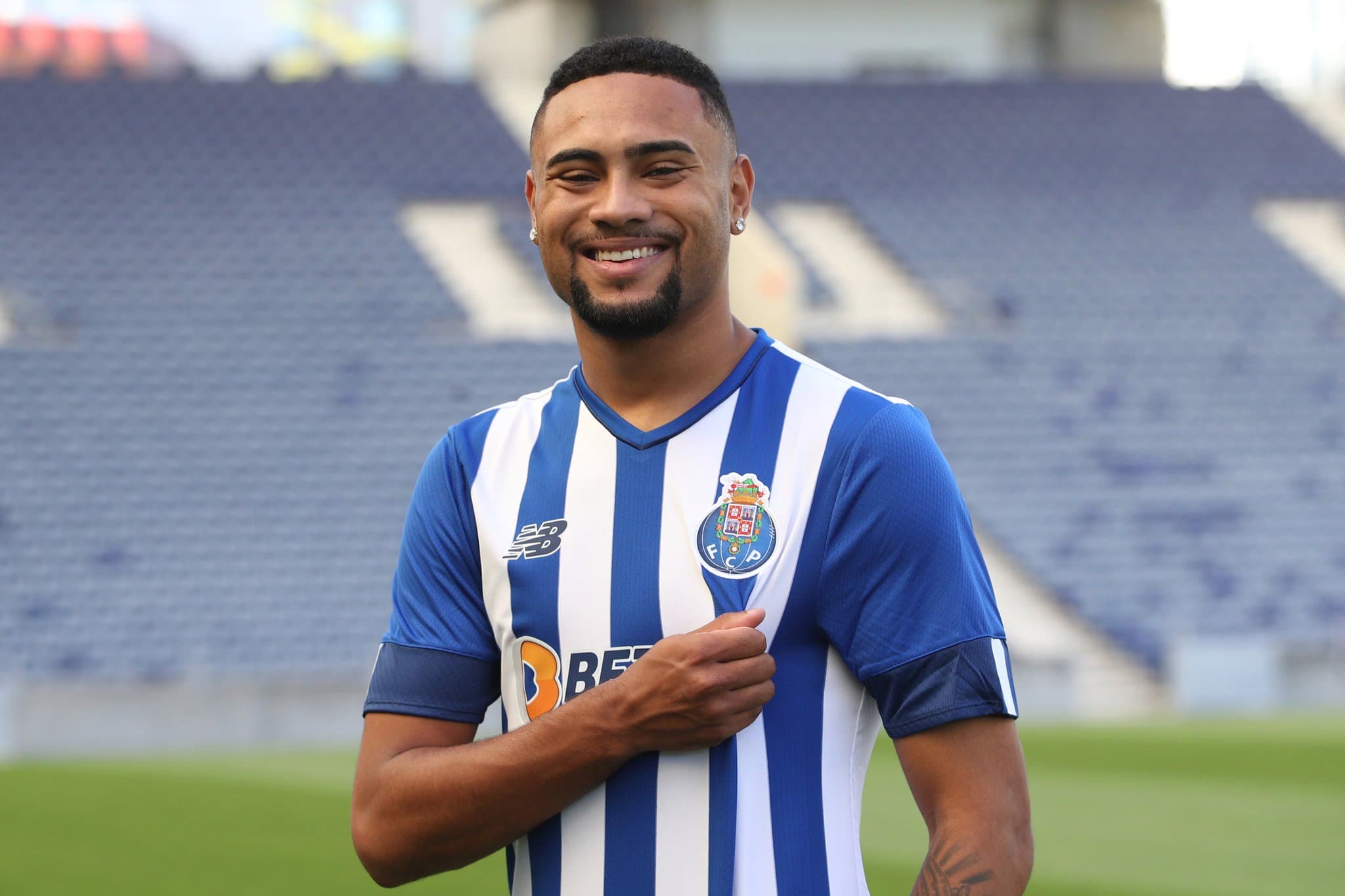 Wendel coma a camisa do Porto em sua apresentação; Atacante revelado pelo Flamengo irá encontrar Otávio