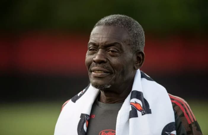 Seu Denir no CT do Ninho do Urubu; lenda do Flamengo visitou vestiário antes de jogo pelo Campeonato Brasileiro