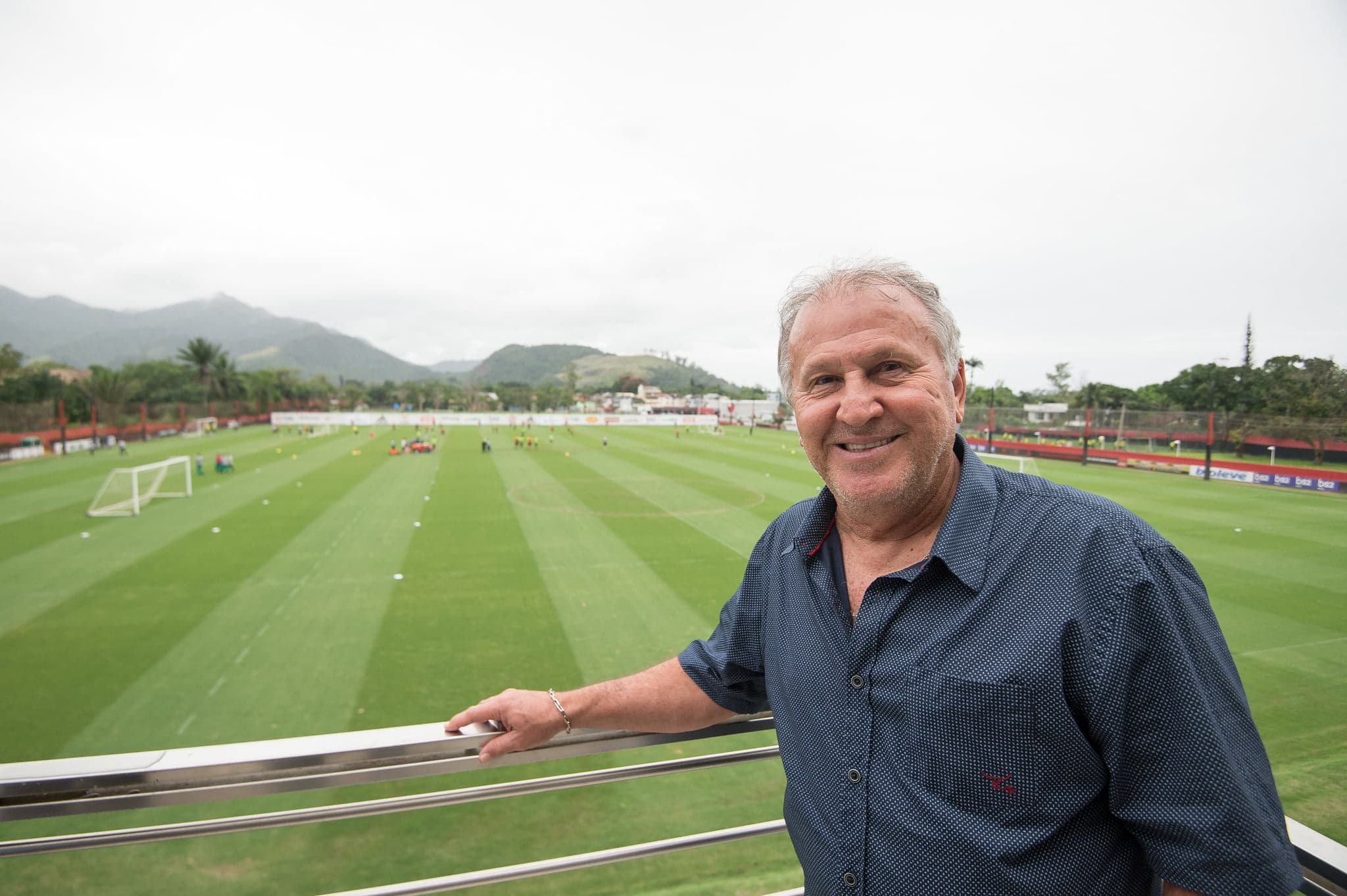 Zico elogiando De La Cruz após petkovic também elogiar gol de falta marcado pelo meia