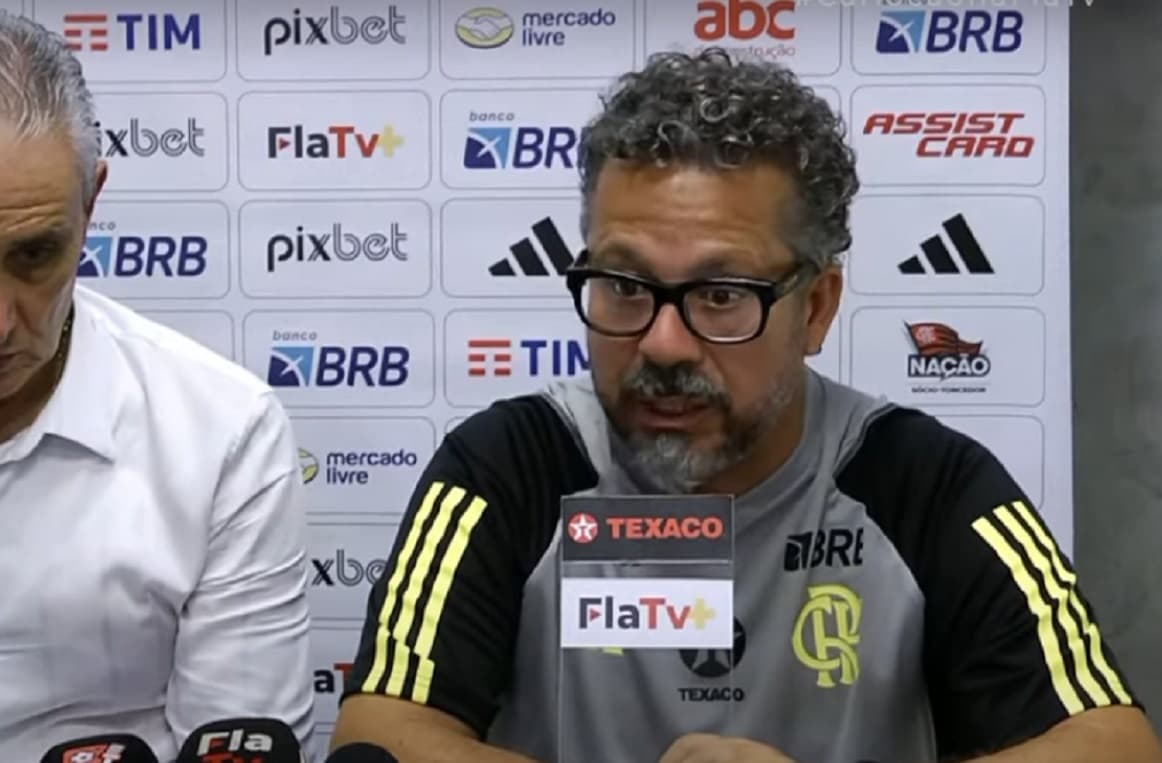 cleber xavier em coletiva no flamengo