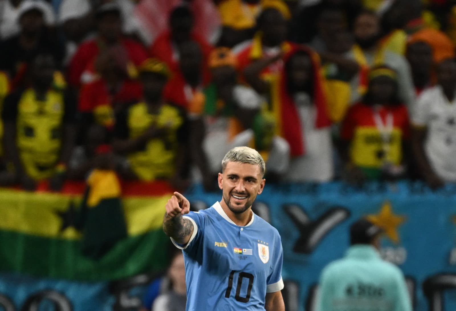 O meio-campista do Flamengo, Giorgian de Arrascaeta, comemora o gol de abertura durante a partida de futebol do Grupo H da Copa do Mundo de 2022 do Catar entre Gana e Uruguai, no Estádio Al-Janoub em Al-Wakrah, ao sul de Doha, em 2 de dezembro de 2022.