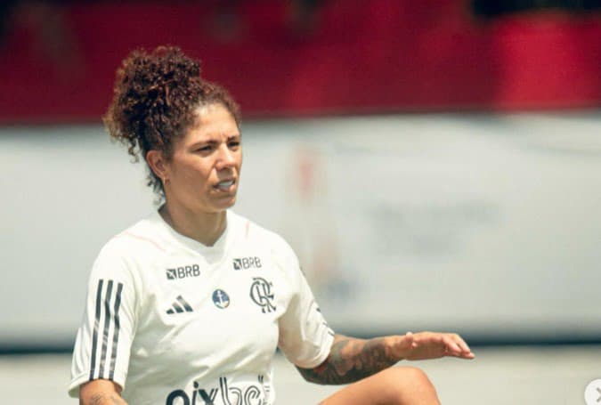 Cristiane treina com a camisa do Flamengo