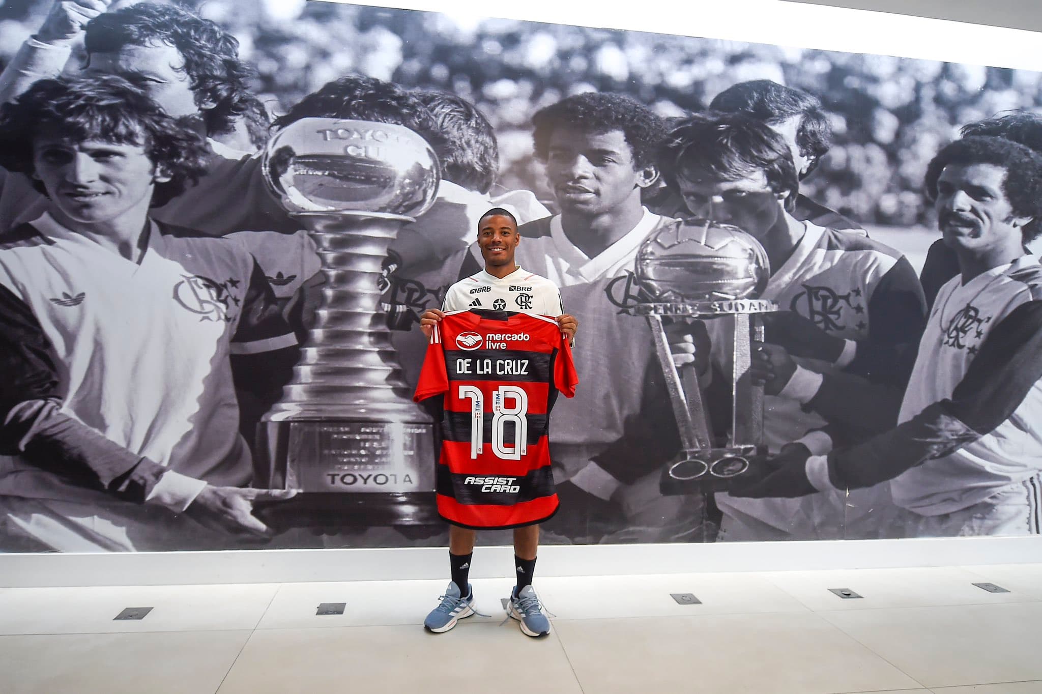 De La Cruz posa com a camisa 18 do Flamengo no Ninho do Urubu