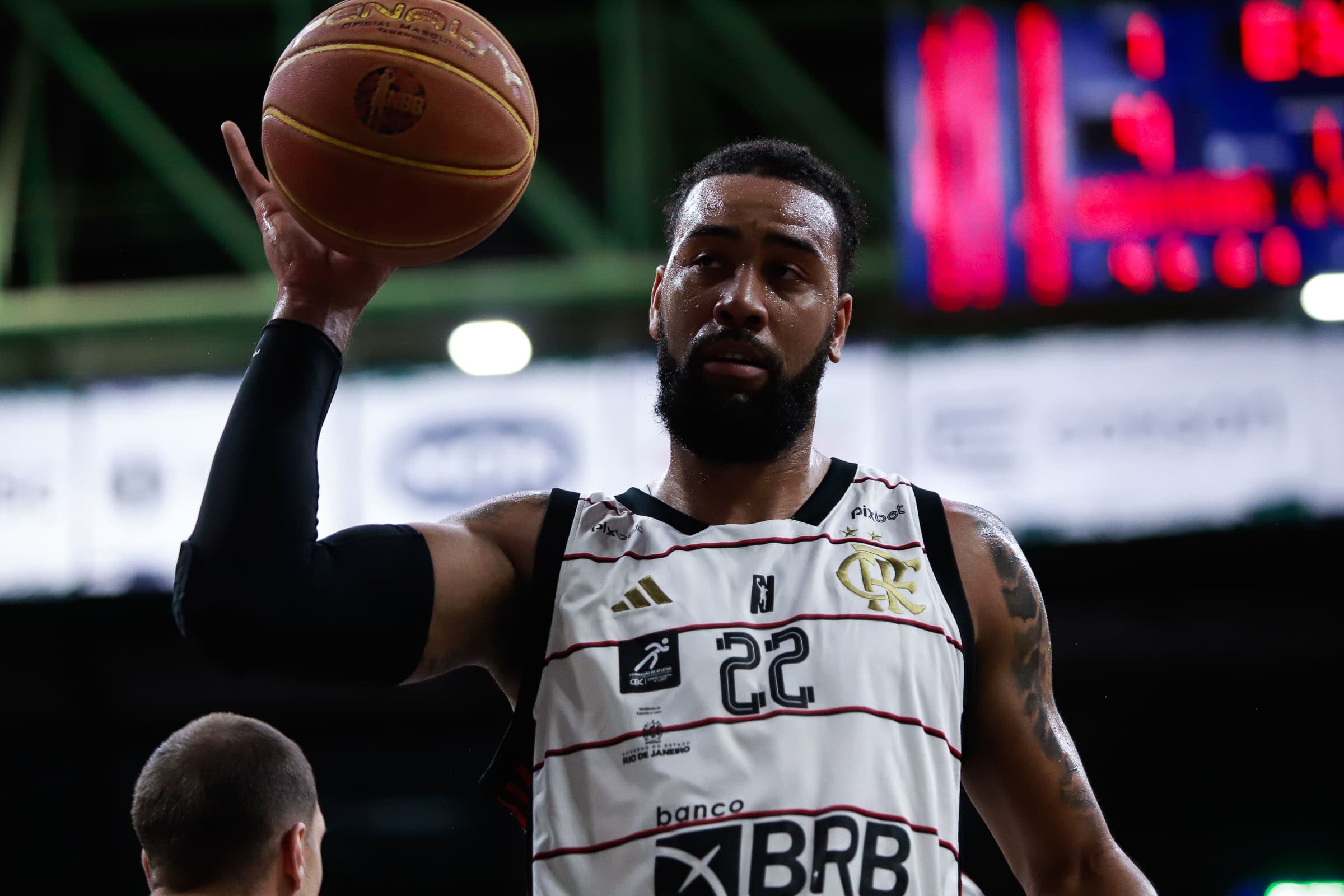 Devon Scott em quadra com a camisa do Flamengo