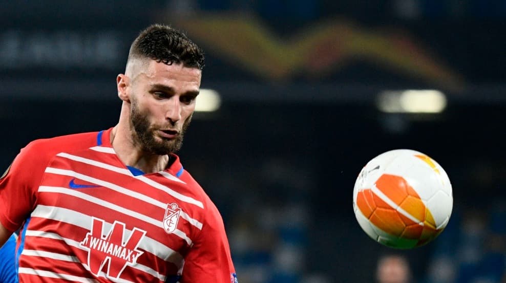 O zagueiro português do Granada, Domingos Duarte (R), e o meio-campista italiano do Napoli, Matteo Politano, buscam a bola durante as oitavas de final da UEFA Europa League, jogo de 2ª mão de futebol Napoli x Granada, em 25 de fevereiro de 2021, no estádi