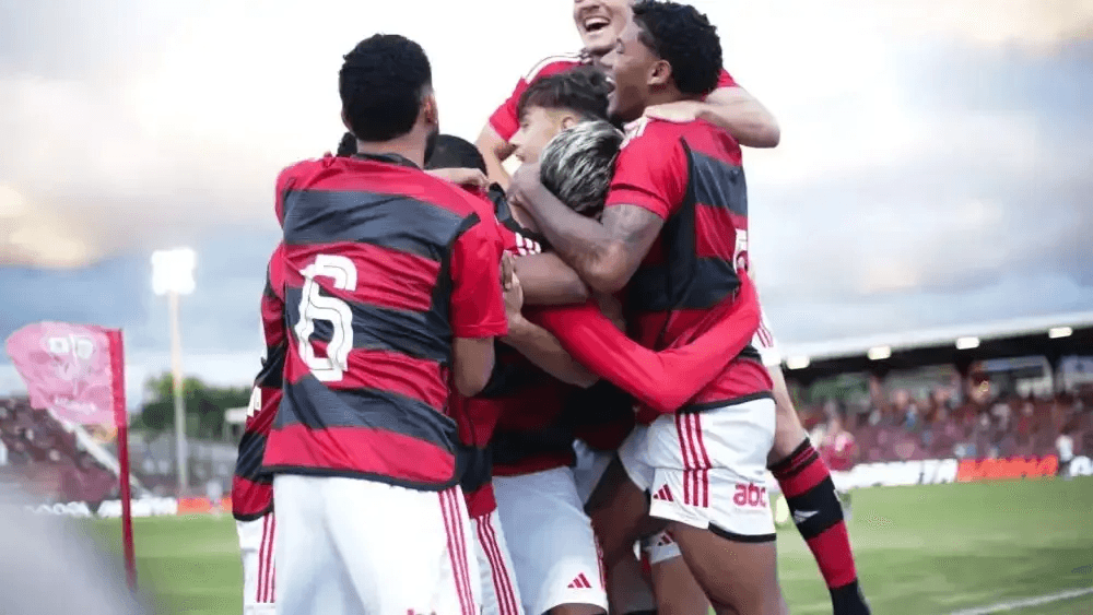 Jogadores do Flamengo comemoram gol sobre o São José na fase de grupos