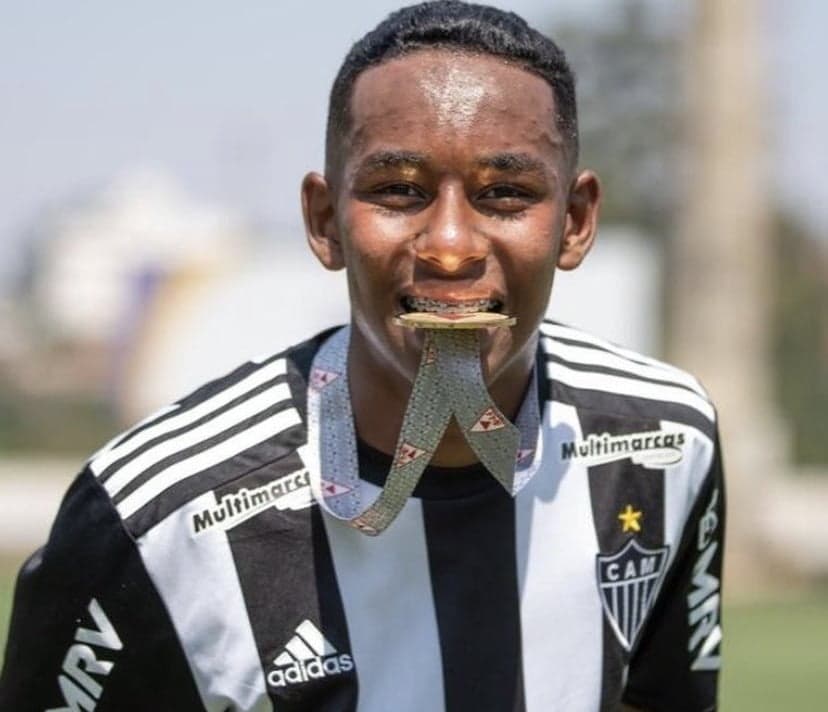 Flamengo aposta suas fichas em Fábio Esteves e tira lateral-esquerdo do Atlético-MG para os próximos 3 anos