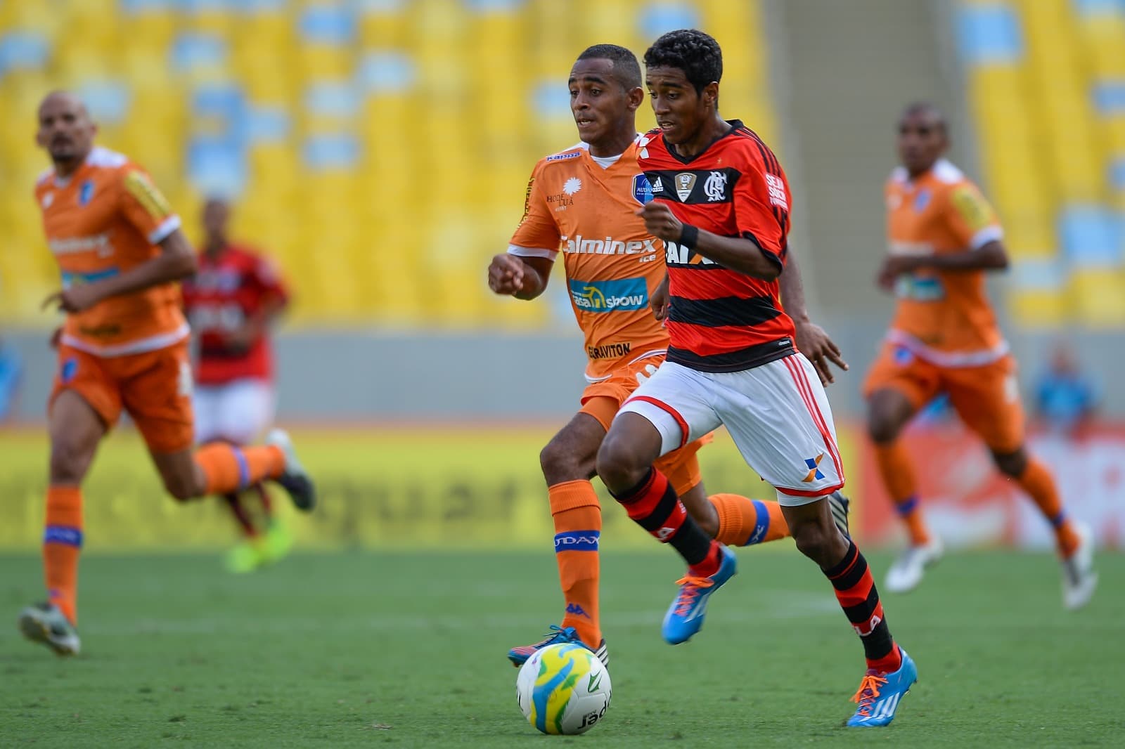 Gabriel (F) do Flamengo briga pela bola durante a partida entre Flamengo e Audax pela estreia do Carioca 2014 no Maracanã em 19 de janeiro de 2014 no Rio de Janeiro, Brasil.