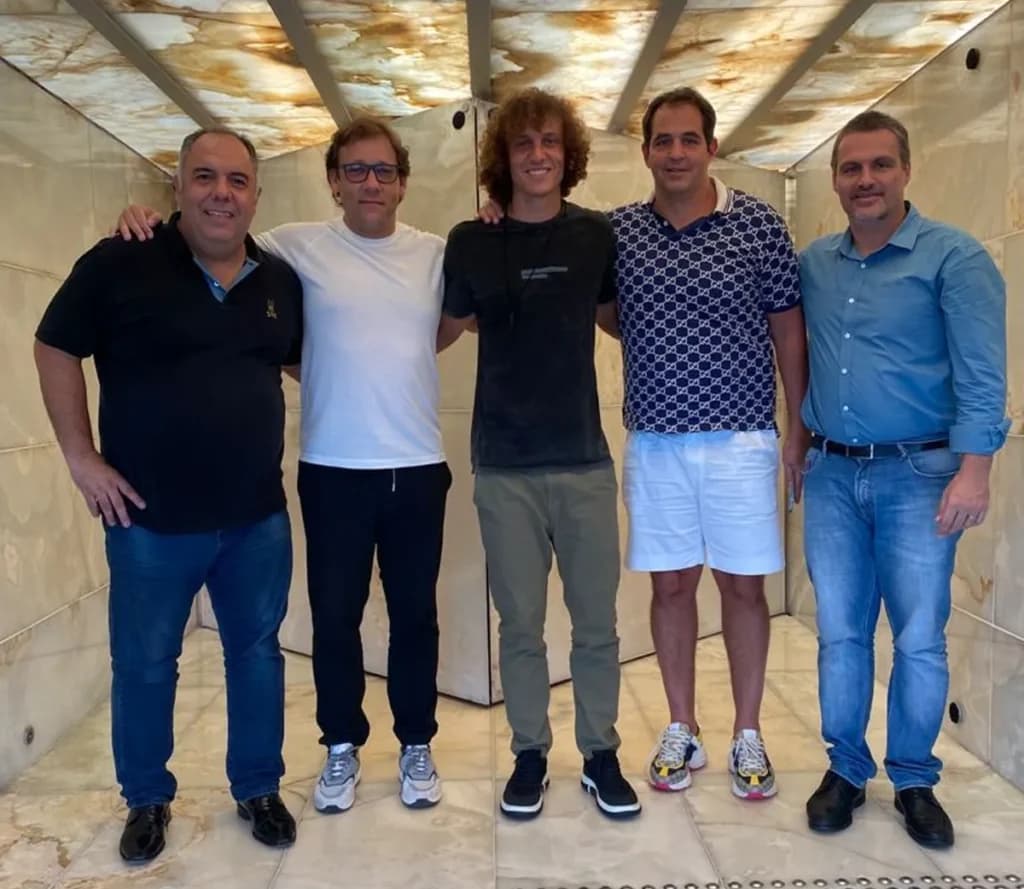 Bertolucci (segundo à direita) com David Luiz e dirigentes do Flamengo. MRN tabulou gasto do Flamengo com comissões desde 2019, quando Landim assumiu; empresa de Bertolucci lidera repasses com mais de R$ 21 mi