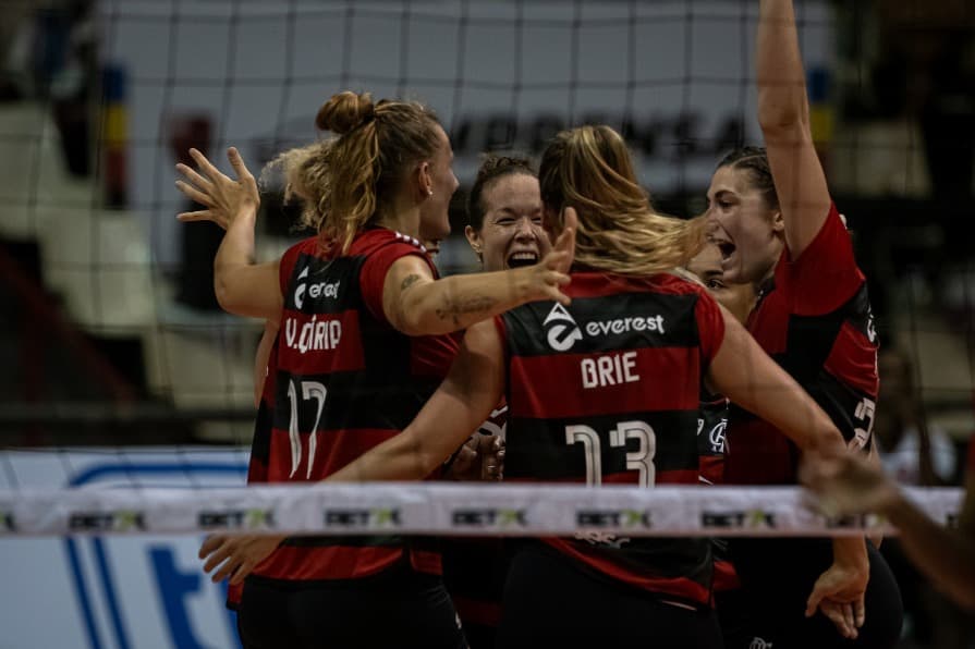 Sesc-Flamengo comemorando ponto diante da equipe do Sesi, pela Superliga Feminina de Vôlei; informações de ingressos para partida entre Flamengo e Barueri pela Copa Brasil