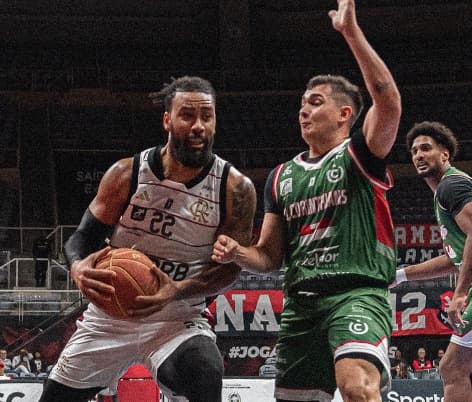 Devon Scott em vitória do Flamengo no NBB