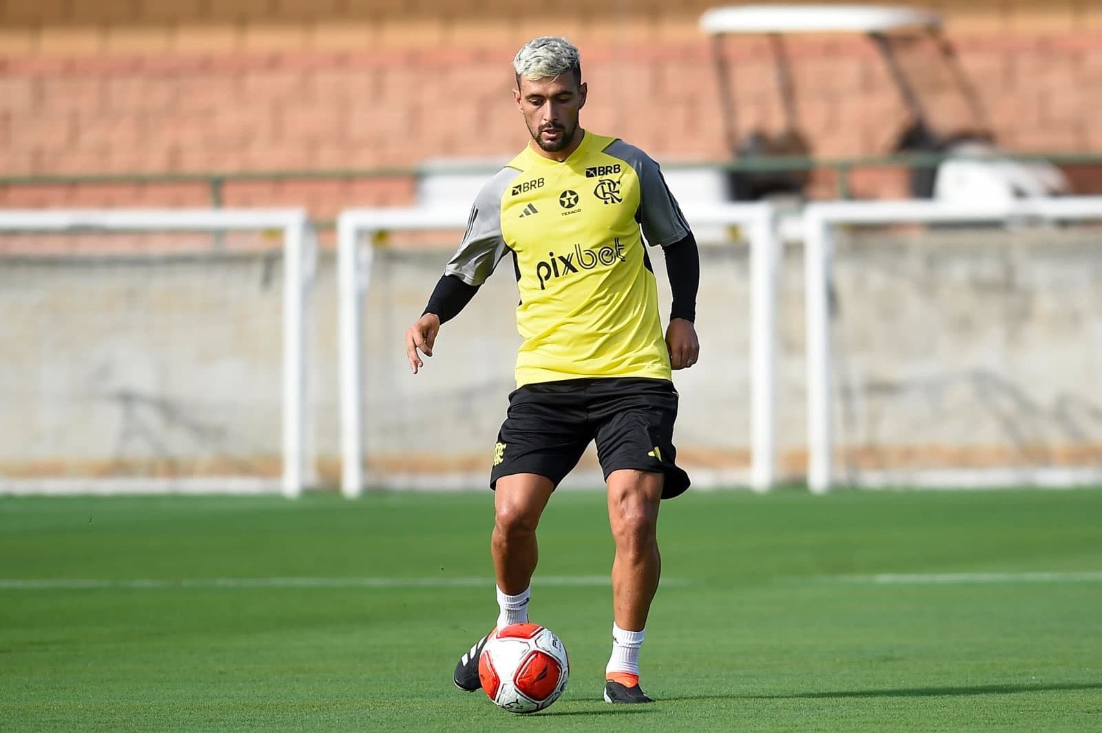 Durante uma sessão de treinamento nos Estados Unidos, garotos da base do Orlando City ficam maravilhados com jogadores do Flamengo