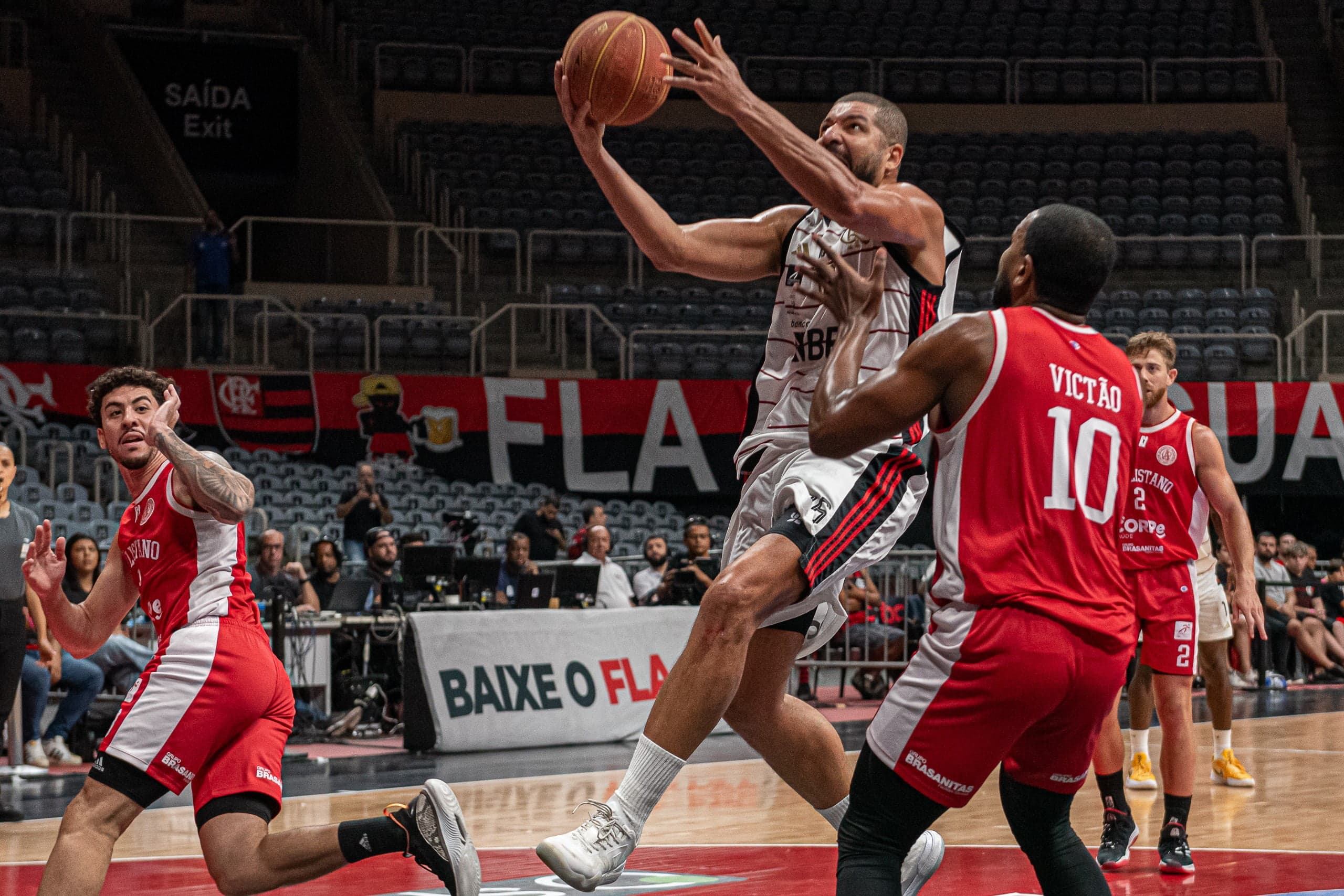 Olivinha na partida entre Flamengo e Paulistano na Copa Super 8