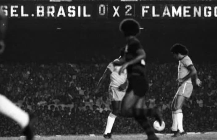 Foto de jogo entre Flamengo e Brasil ilustrando matéria de partidas do Rubro-Negro contra Seleções Nacionais