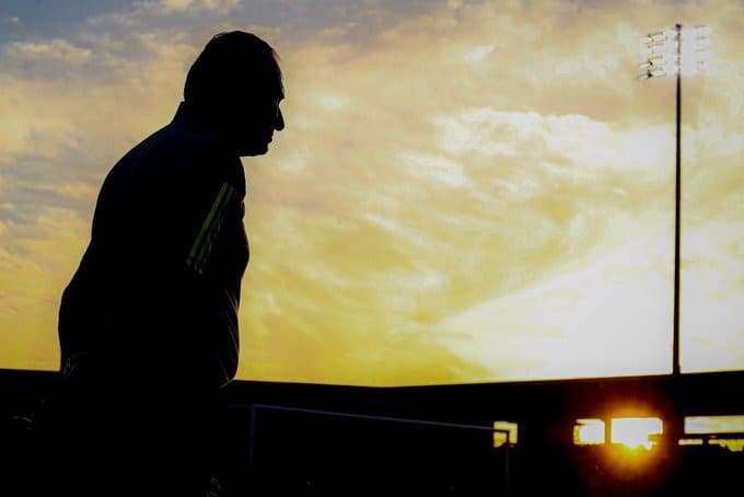 Perfil do Flamengo nas redes sociais posta foto de Tite à la Dorival em post viral e Nação Rubro-Negra reage