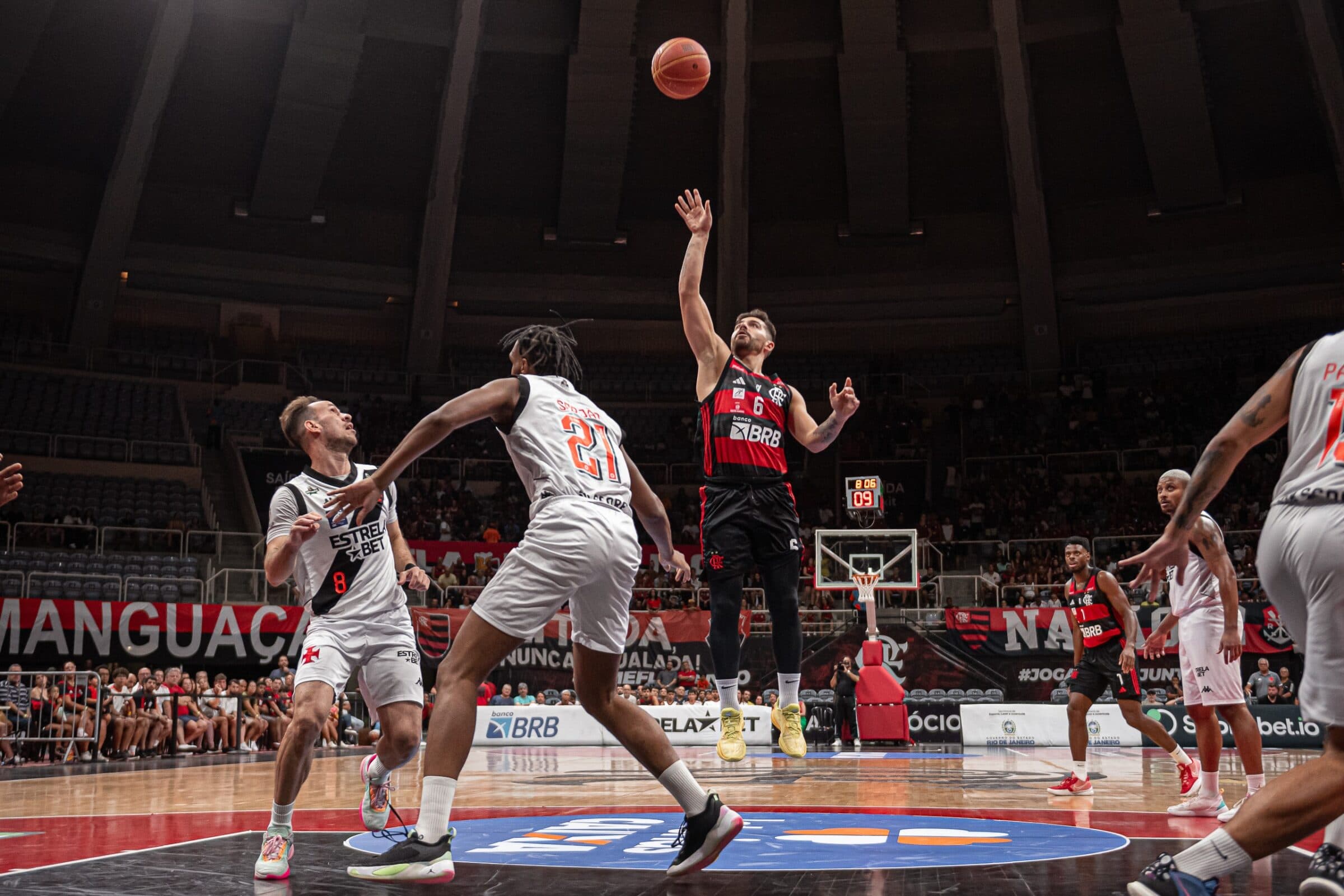 Em clássico apertadíssimo, Flamengo vence o Vasco em retorno de Olivinha e segue embalado com 12 vitórias no Novo Basquete Brasil (NBB)