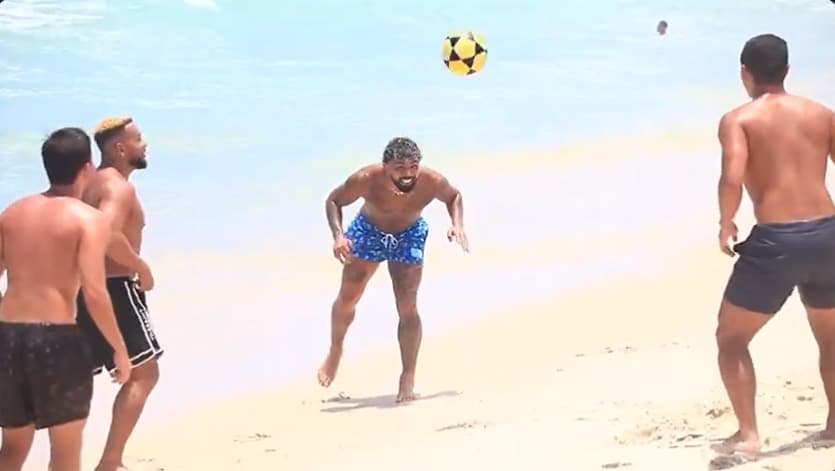 Gabigol, atacante do Flamengo, jogando altinha na praia da Barra da Tijuca, Rio de Janeiro
