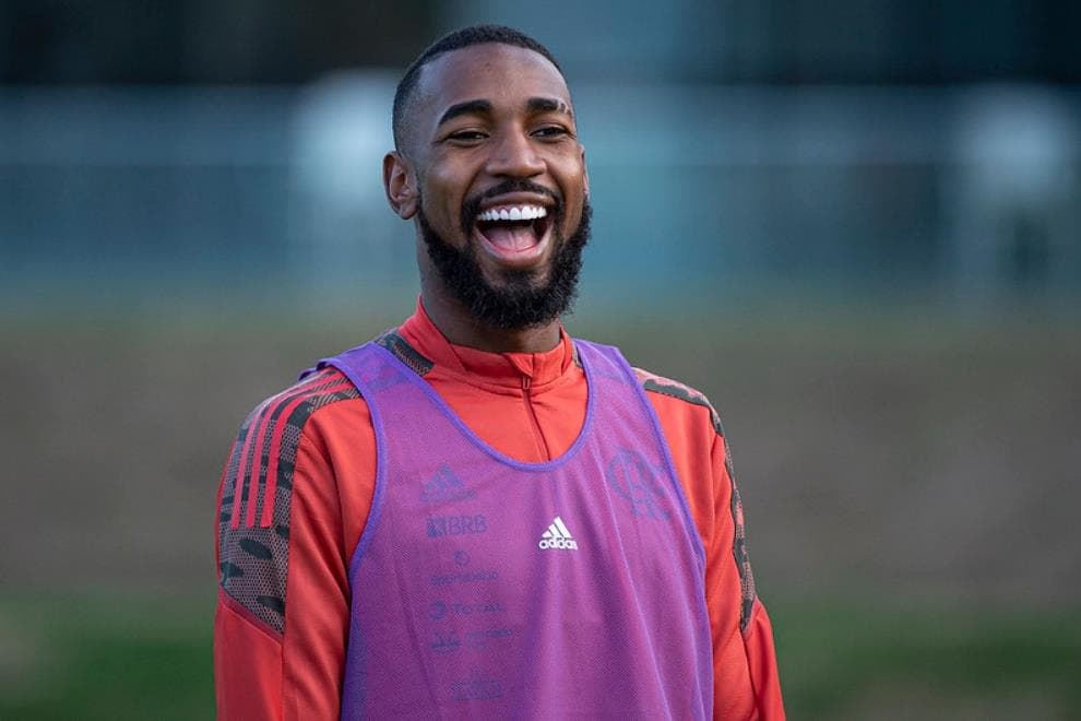 Em treino do Flamengo nos Estados Unidos, Gerson humilha Varela em jogada e torcedores brincam sobre relação dos atletas