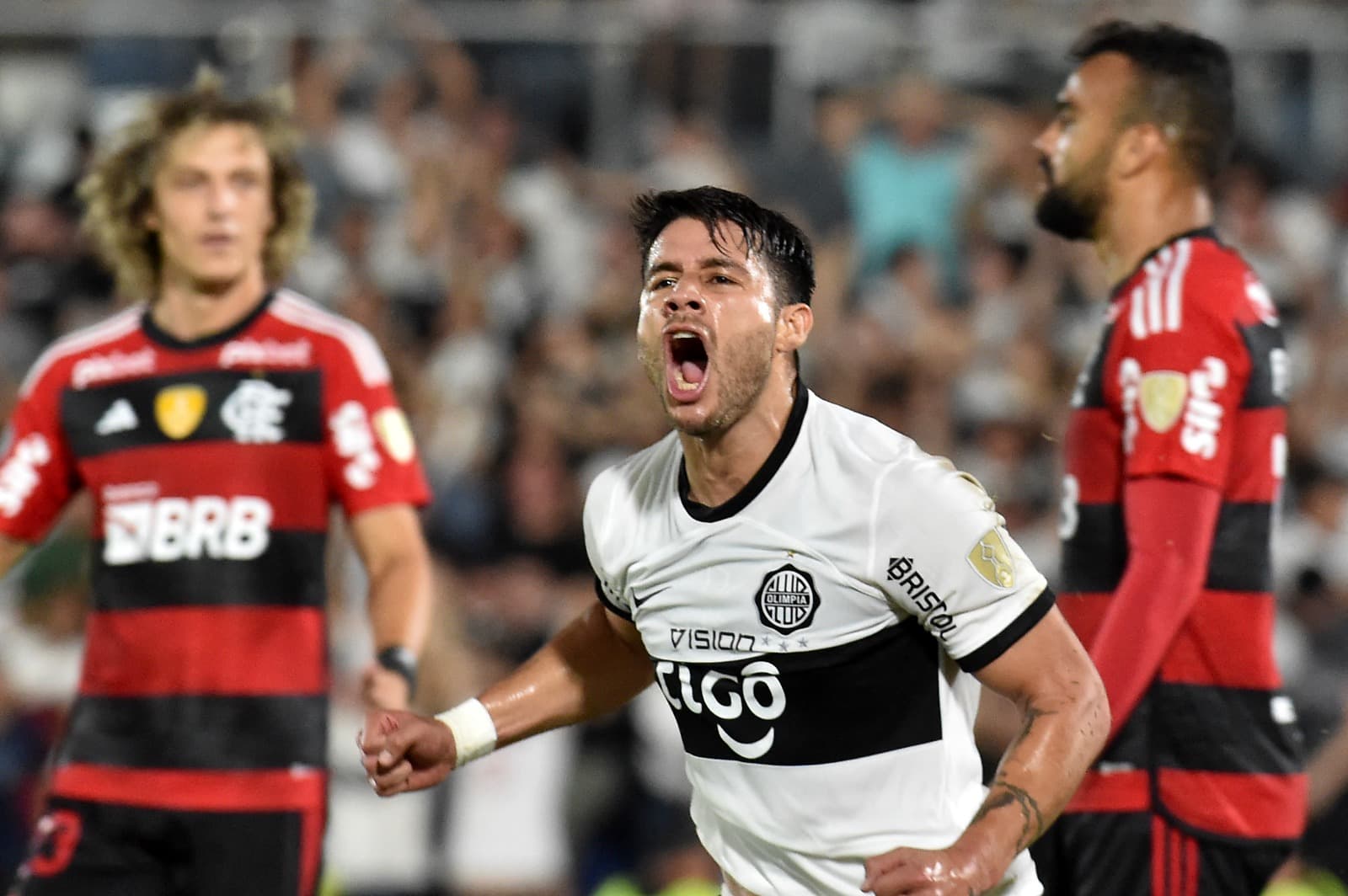 O meio-campista ex-Olimpia e atualmente no Goiás, Ivan Torres, comemora após marcar um gol durante a partida de volta das oitavas de final da Copa Libertadores entre o Olimpia do Paraguai e o Flamengo do Brasil, no estádio Defensores del Chaco, em Assunçã