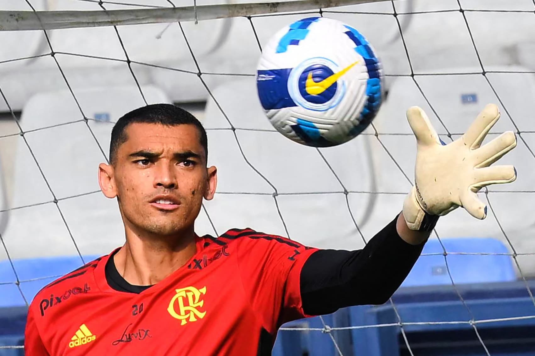 Goleiro Santos encaminha saída do Flamengo e acerto com o Fortaleza