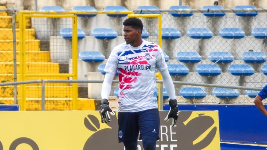 Em duelo de ex-Flamengo, Hugo Souza se destaca e salva chaves da derrota no confronto contra o Famalicão em Portugal