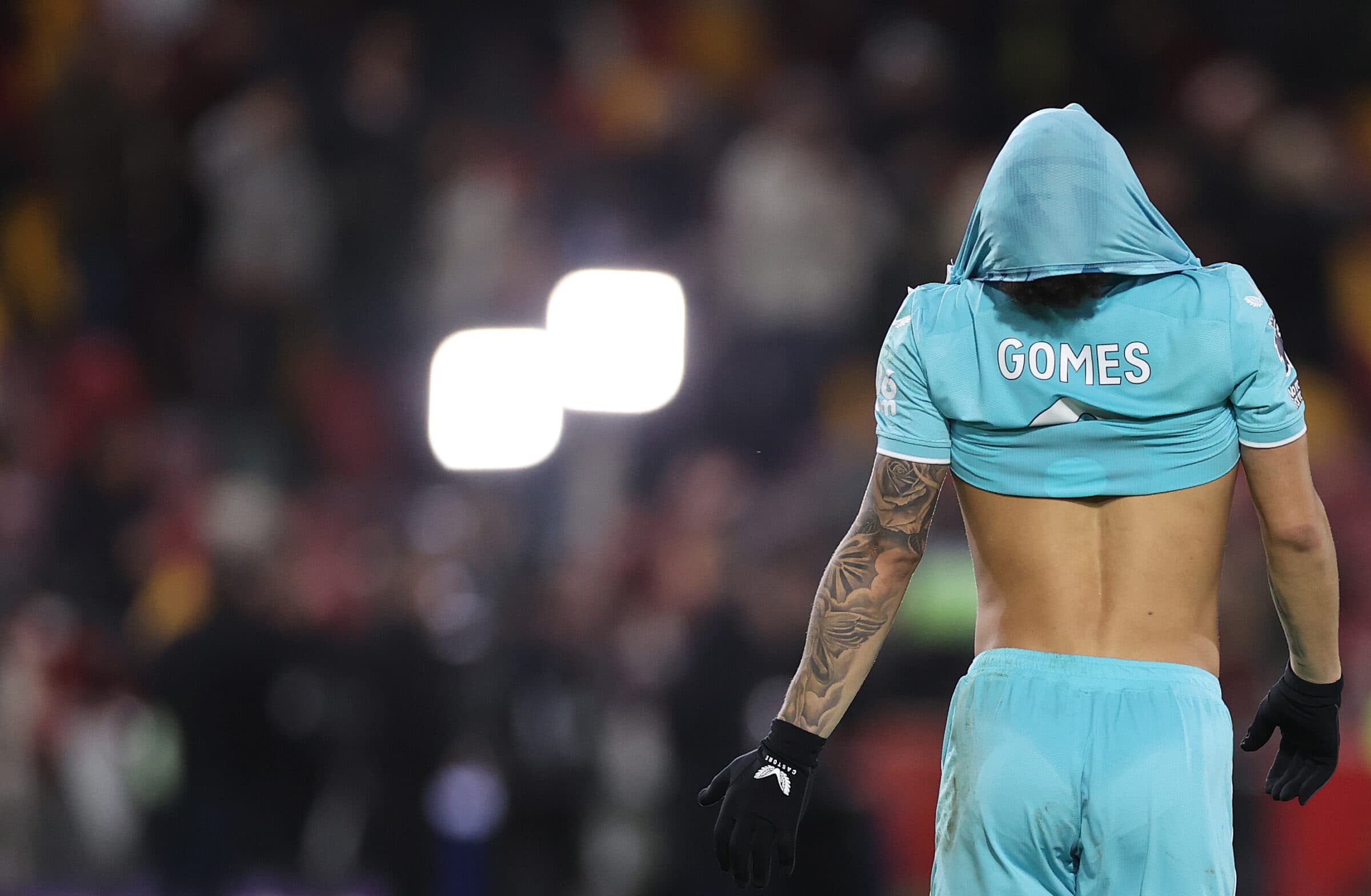 Após boa sequência no Wolverhampton, João Gomes é expulso aos 9 minutos contra o Brentford pela Copa da Inglaterra